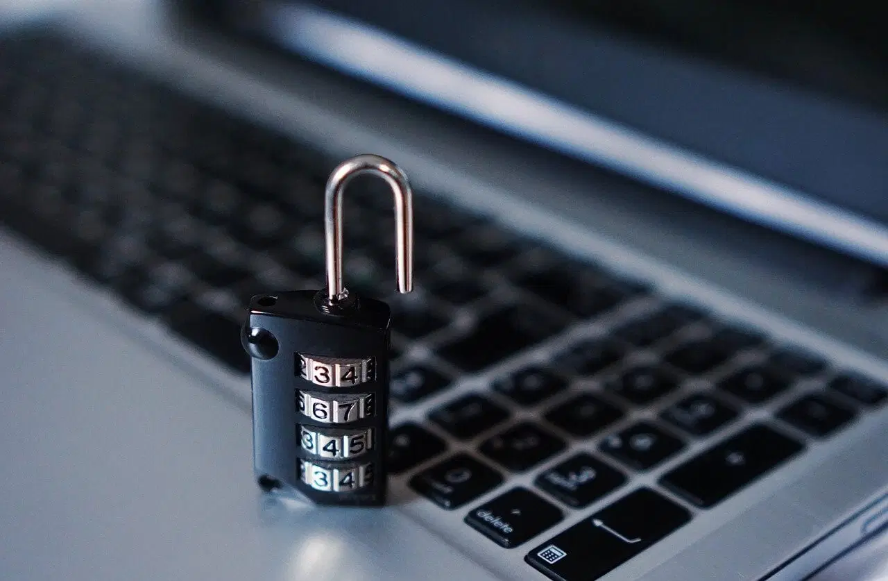 cadeado sobre um computador