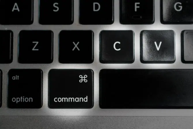 Primer plano del teclado de una MacBook