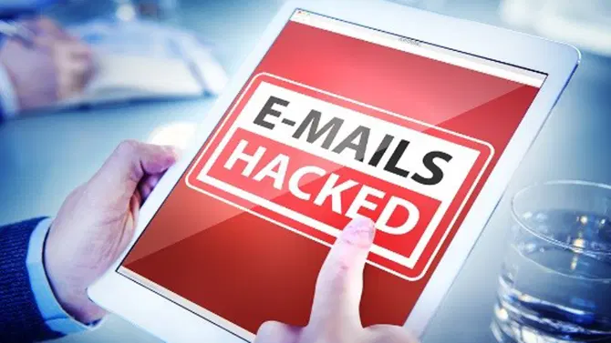 Eine digitales Tablet zeigt eine Warnung vor E-Mail-Hacking.