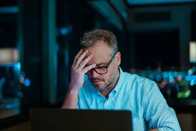 hombre preocupado por ser hackeado