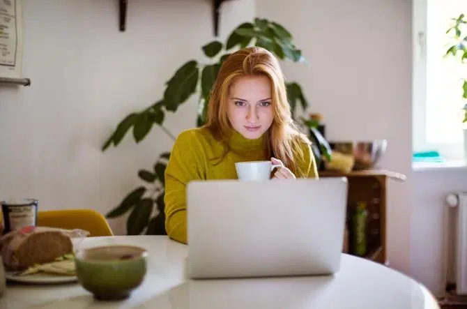 Ein Hacker arbeitet an einem Laptop