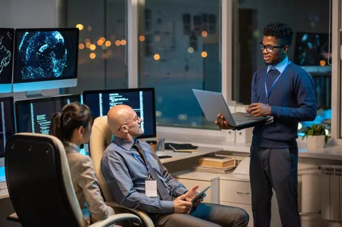 Empleados recibiendo capacitación sobre concientización de seguridad