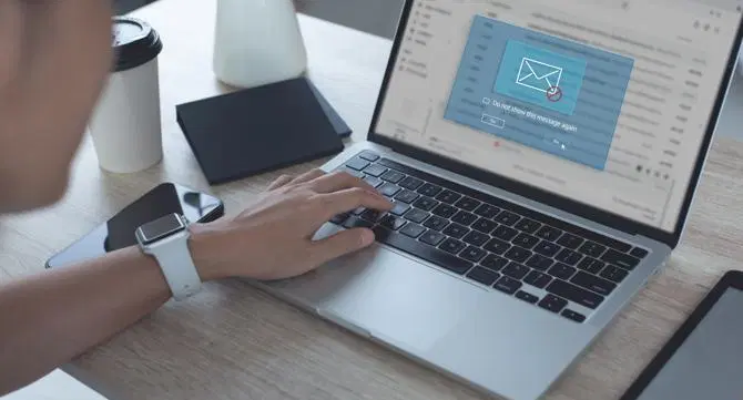 Ein Mann erhält eine Spear-Phishing-E-Mail auf seinem Laptop.