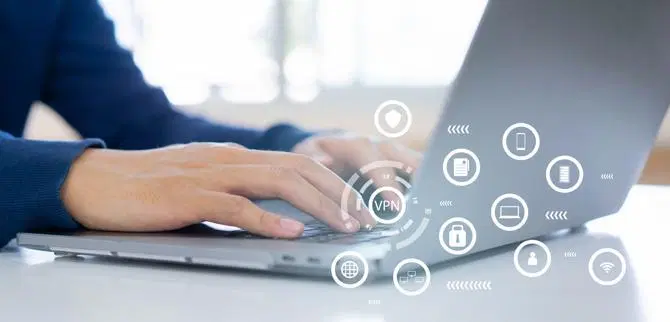 mulher usando um computador com uma VPN empresarial ativada