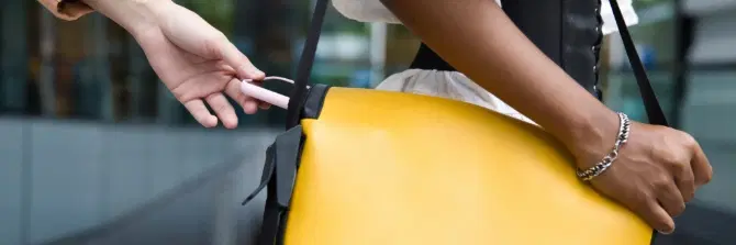 Yksittäinen henkilö, joka syyllistyy huomaamattomasti naisen keltaisesta käsilaukusta puhelinvarkauksiin