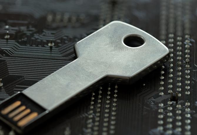 una imagen de un monedero de hardware con clave USB
