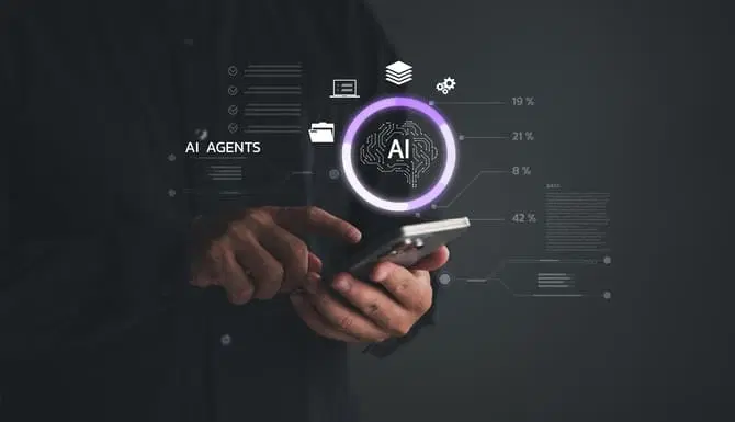شخص يحمل هاتفًا ذكيًا مع واجهة رقمية لوكيل ذكاء اصطناعي توضح القدرة على التنفيذ وأتمتة النظام