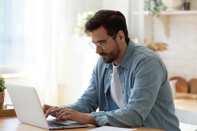 Un hombre trabajando en una computadora.