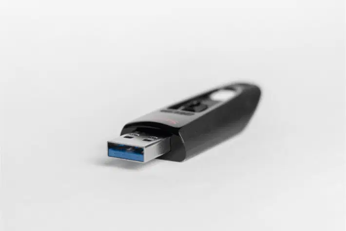 Une clé USB laissée sur un bureau : un rappel qu'il faut se protéger des ransomwares et éviter d'utiliser des appareils de stockage amovibles inconnus Une clé USB laissée sur un bureau : un rappel qu'il faut se protéger des ransomwares et éviter d'utiliser des appareils de stockage amovibles inconnus