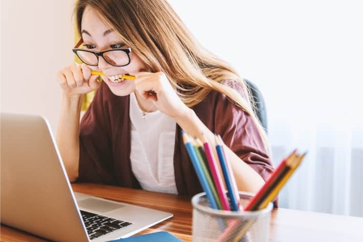 mulher olhando para o computador