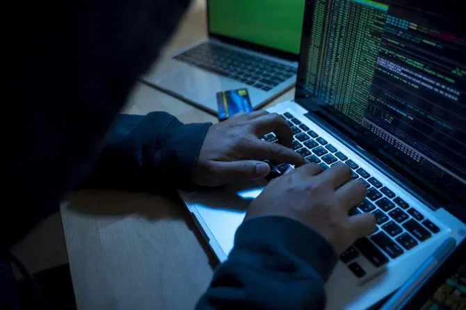 Hacker, der einen Wörterbuchangriff durchführt