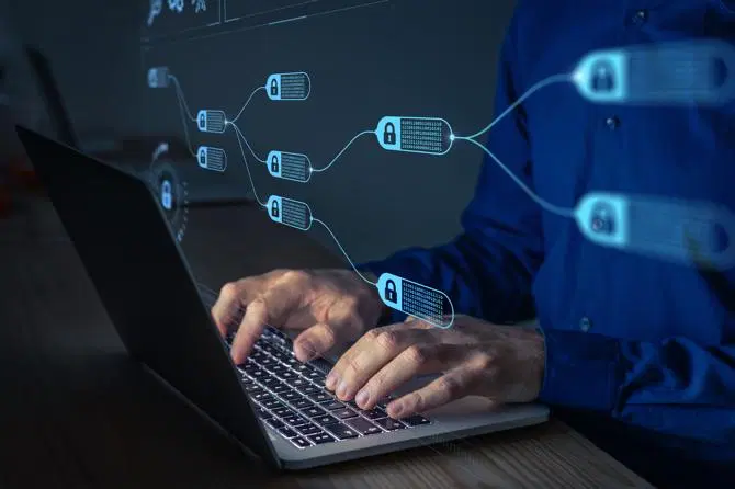 Ein Techniker, der sich mit Blockchain-Sicherheit und Datensicherheit beschäftigt.