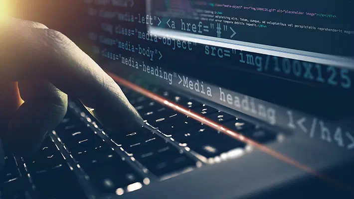 mano de hombre escribiendo algo en el teclado de un portátil