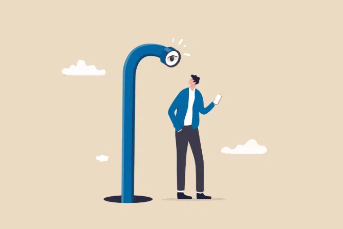 路燈桿上的眼睛正注視著使用行動裝置的人