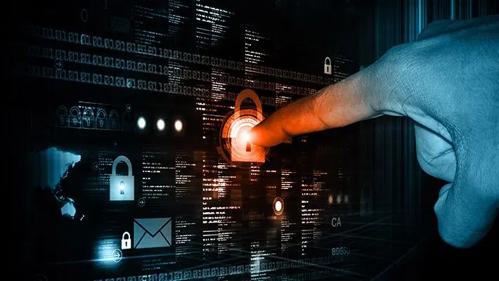 En mand lancerer et eksempel på et DDoS-angreb.
