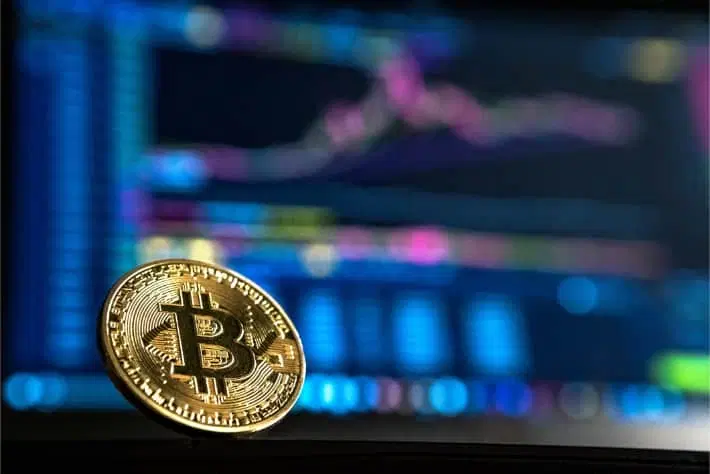 Bitcoin kannettavan tietokoneen näytön edessä edustamassa WannaCry-kiristysohjelmahyökkäyksen vaatimia lunnaita Bitcoin kannettavan tietokoneen näytön edessä edustamassa WannaCry-kiristysohjelmahyökkäyksen vaatimia lunnaita