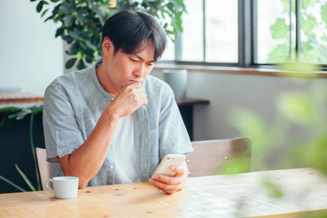 メールを確認する人物