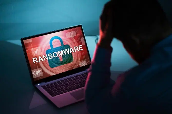 Ein Laptop zeigt einen Angriff an, der durch Ransomware-as-a-Service ermöglicht wird.