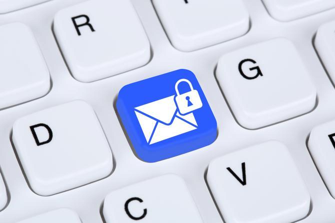 Immagine di una tastiera con un pulsante e-mail e un lucchetto, che indica che il mascheramento delle e-mail è abilitato.