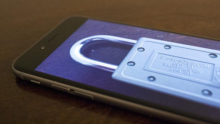 螢幕上顯示掛鎖圖示的 iPhone，顯示其有 iPhone 加密。