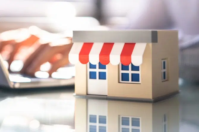 Propriétaire d'une petite entreprise utilisant un ordinateur portable pour gérer les commandes d'achat en ligne