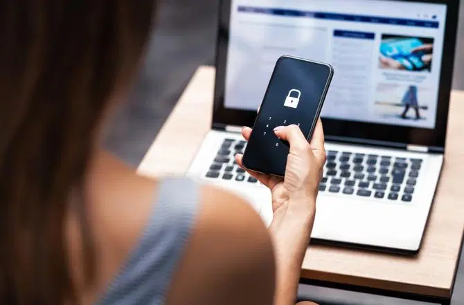 Eine Frau denkt über ihre mobile Sicherheit nach.