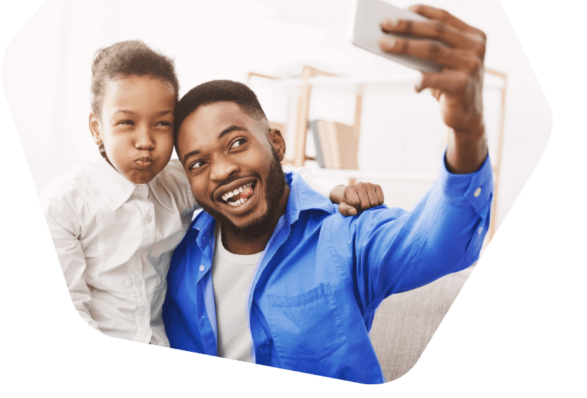 Père et fils prenant un selfie sur un téléphone portable