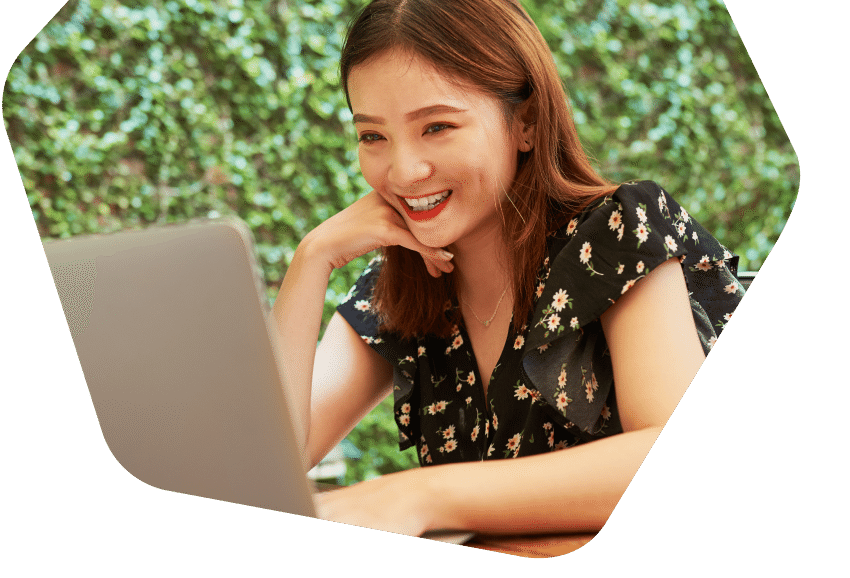 Young woman working on his laptop