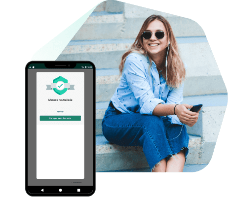 Jeune femme utilisant le téléphone connecté à un réseau sécurisé