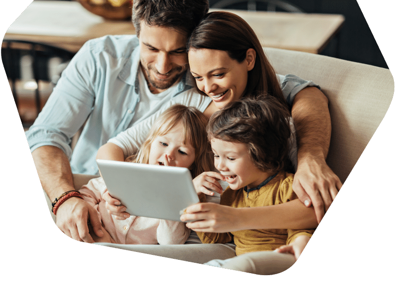 Счастливая семья использует устройства дома