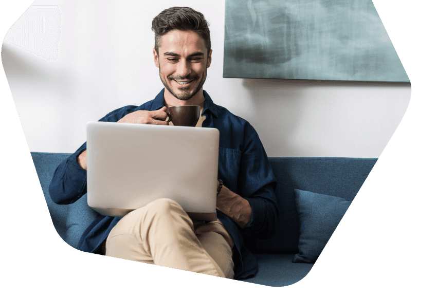 Dame assise sur les marches à l'extérieur en travaillant sur son ordinateur portable
