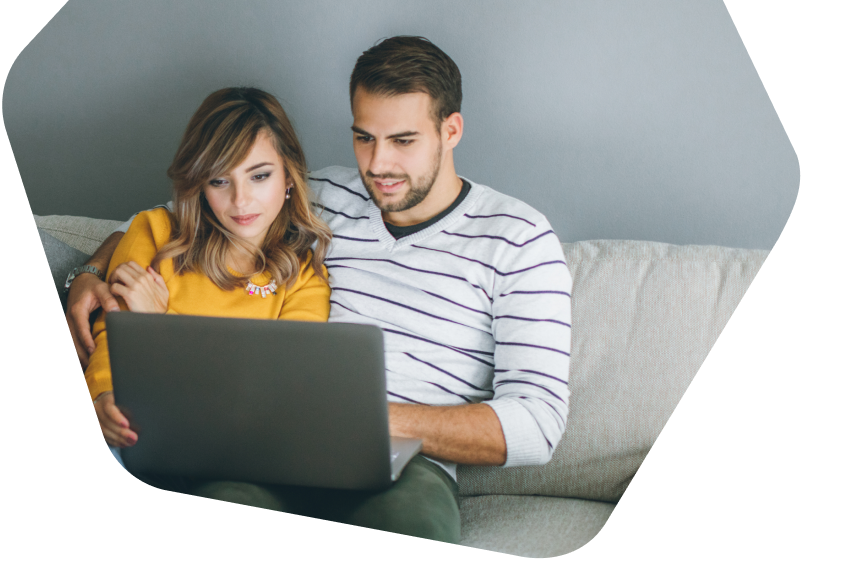 Мужчина и женщина просматривают онлайн с ноутбуком