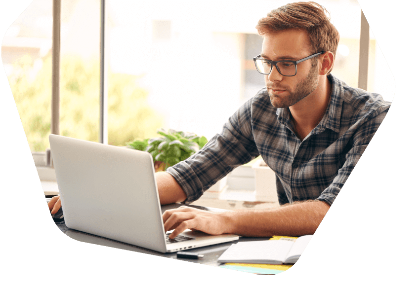 Dame assise sur les marches à l'extérieur en travaillant sur son ordinateur portable