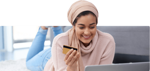 امرأة تتسوق على الإنترنت مع بطاقة الائتمان