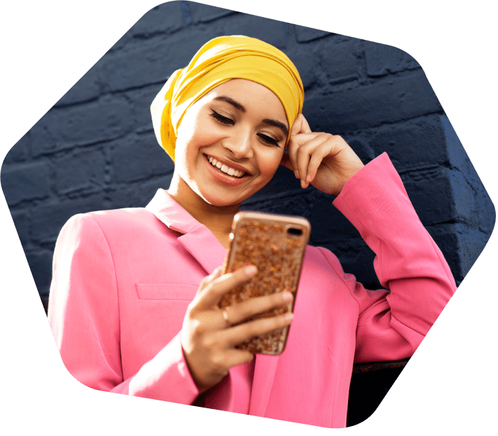 امرأة تبتسم باستخدام هاتفها المحمول