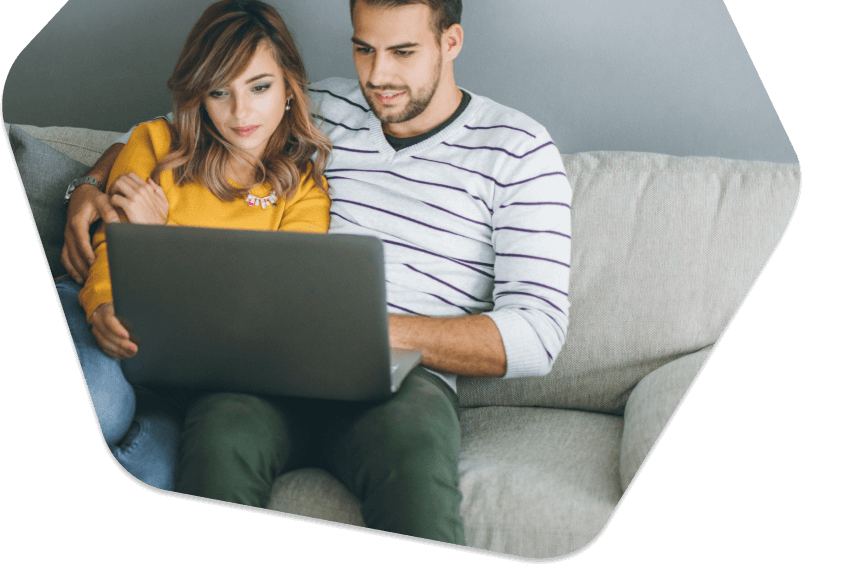 Homme et femme naviguant en ligne avec un ordinateur portable