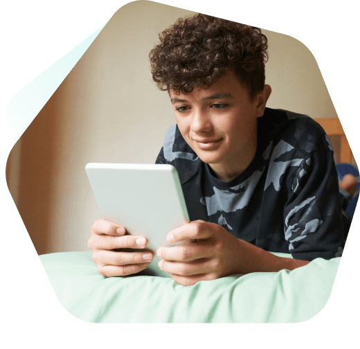Tiener streamt online op zijn tablet