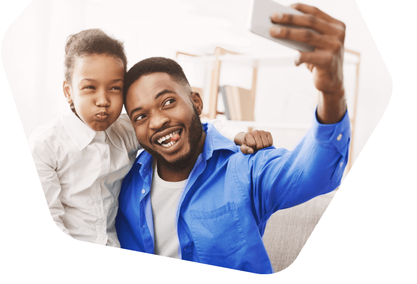 Père et fils prenant un selfie sur un téléphone portable