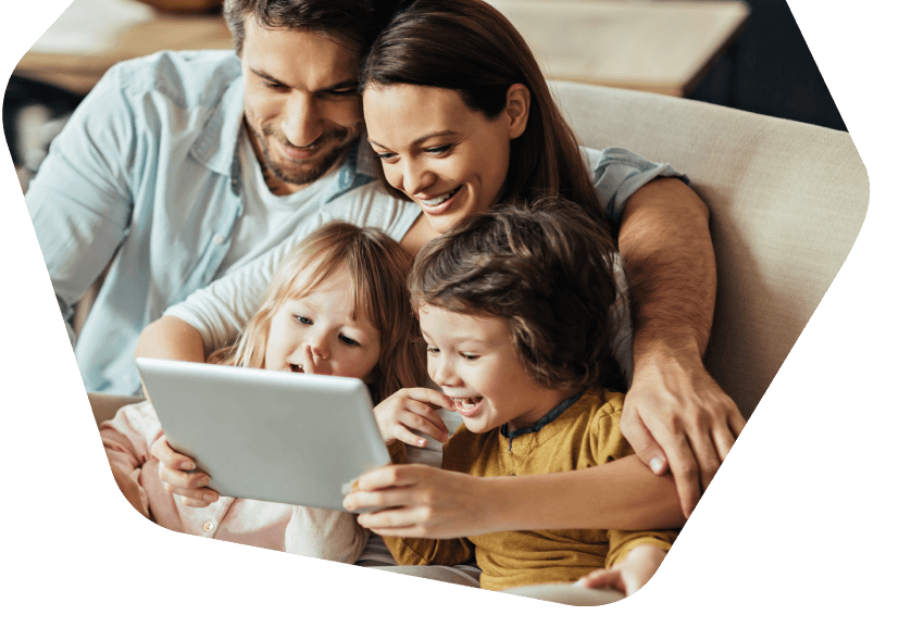 Родители и дети вместе смотрят планшет